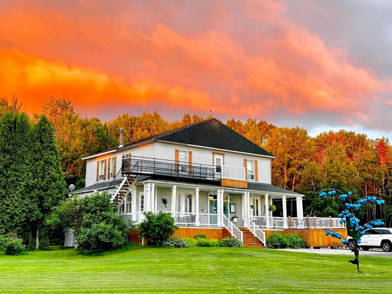 Auberge Presbytere Mont Lac-Vert Hebertville Exterior photo